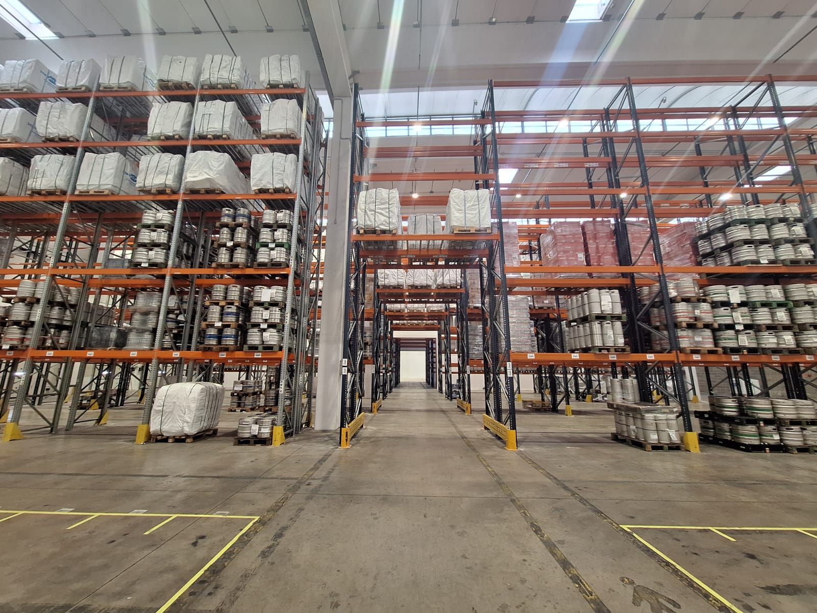 In den von Gruber Logistics betriebenen Hallen in Verona gibt es 5.000 Palettenstellplätze in Regalen und Flächen von 1.400 Quadratmeter für die Lagerung von Massengütern. (Quelle: Gruber Logistics)